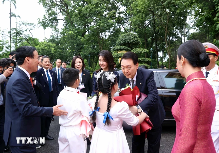 Thiếu thi Thủ đô chào mừng Tổng thống Hàn Quốc Yoon Suk Yeol và Phu nhân thăm cấp Nhà nước tới Việt Nam. (Ảnh: Thống Nhất/TTXVN)