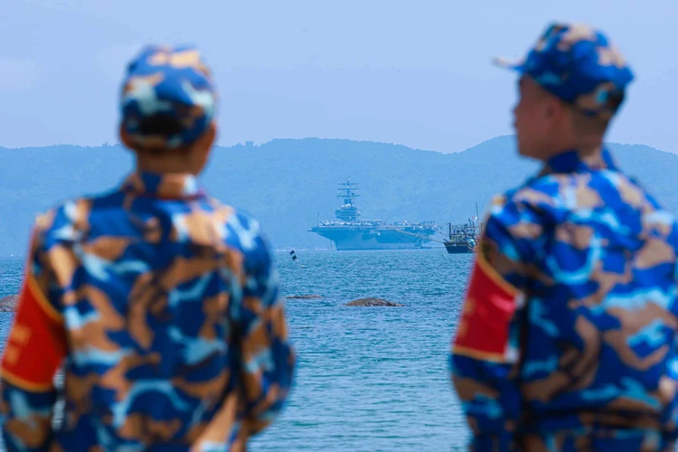 Đoàn tàu Hải quân Hoa Kỳ gồm tàu sân bay USS Ronald Reagan, cùng 2 tàu tuần dương hộ tống là tàu USS Antietam - CG 54 và tàu USS Robert Smalls - CG 62 đã cập cảng Tiên Sa, Đà Nẵng ngày 25/6, bắt đầu chuyến thăm 5 ngày tại Việt Nam (từ ngày 25-30/6/2023). (Nguồn: Ngô Trần Hải An/Vietnam+)