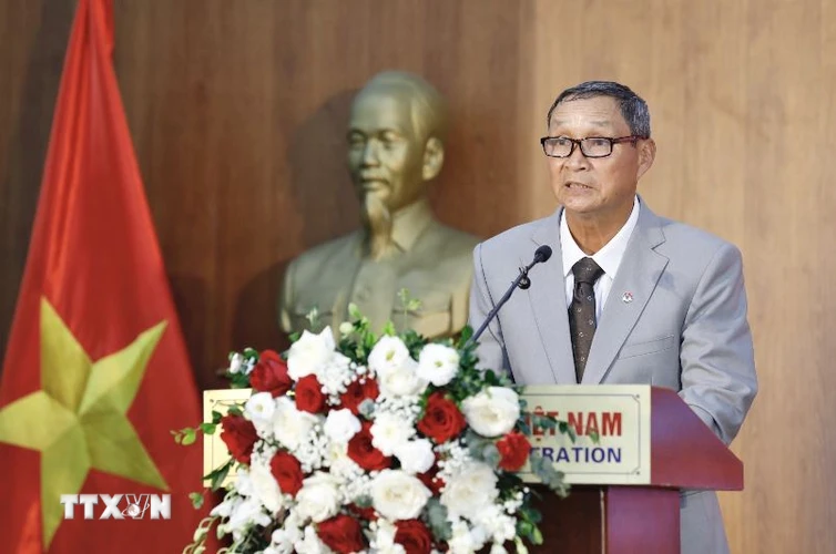 Huấn luyện viên trưởng Đội tuyển Bóng đá Nữ Quốc gia Việt Nam Mai Đức Chung phát biểu. (Ảnh: TTXVN)