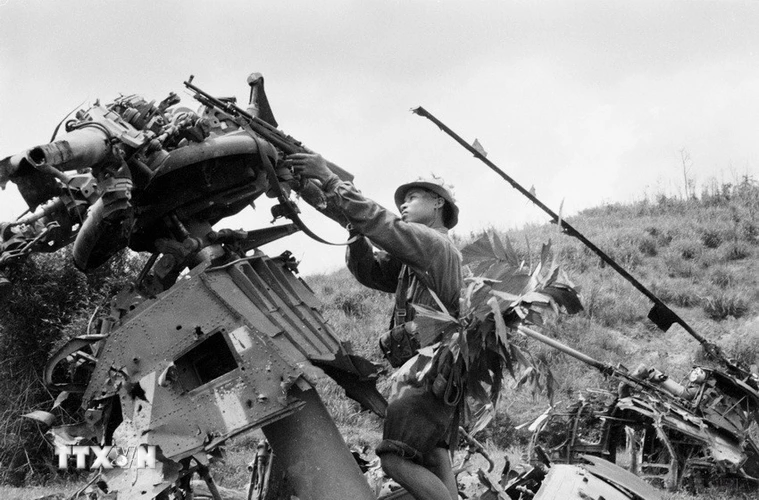 Chiến sỹ Quân Giải phóng Đường 9 dùng xác máy bay lên thẳng của địch làm bệ tì để bắn máy bay địch. (Ảnh: Tư liệu TTXVN)
