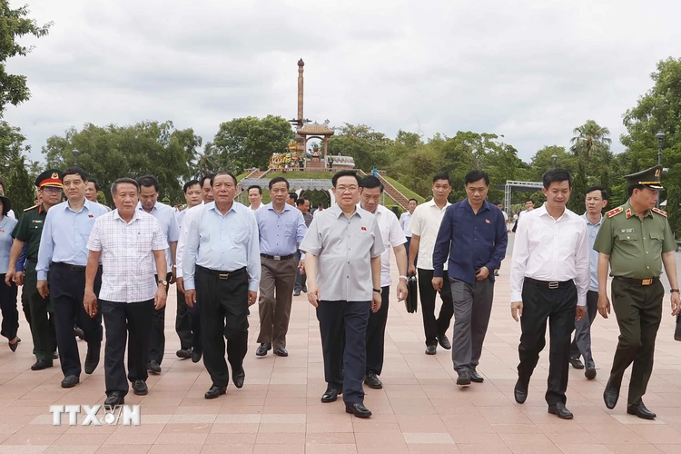 Chủ tịch Quốc hội Vương Đình Huệ và đại biểu đến dâng hương tại Di tích Quốc gia Đặc biệt Thành cổ Quảng Trị. (Ảnh: Doãn Tấn/TTXVN)