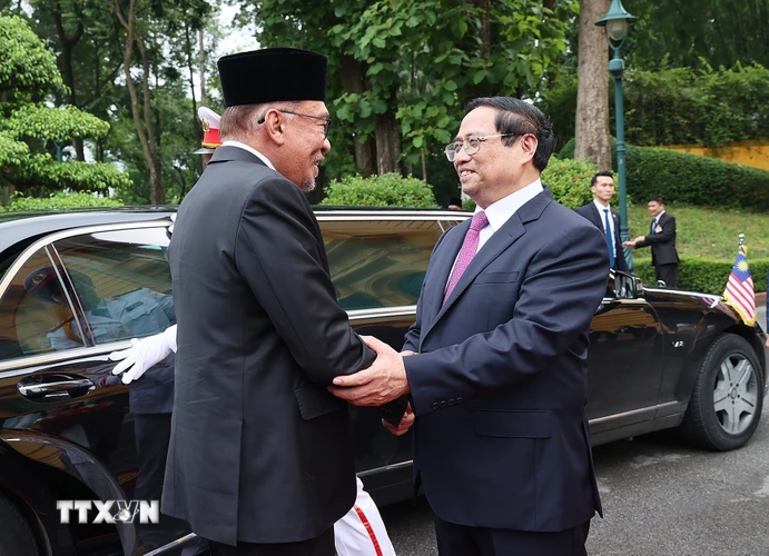 Thủ tướng Phạm Minh Chính đón Thủ tướng Malaysia Anwar Ibrahim. (Ảnh: Dương Giang/TTXVN)