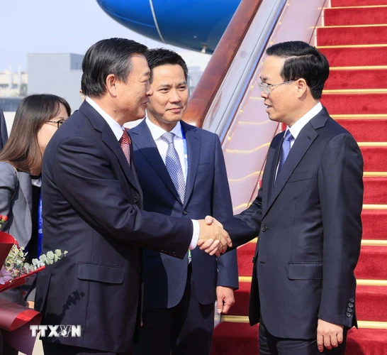 Sáng 17/10/2023, Chủ tịch nước Võ Văn Thưởng dẫn đầu Đoàn Đại biểu Cấp cao Việt Nam đến Thủ đô Bắc Kinh, Trung Quốc, bắt đầu tham dự Diễn đàn Cấp cao Hợp tác Quốc tế "Vành đai và Con đường" lần thứ ba. (Ảnh: Thống Nhất/TTXVN)