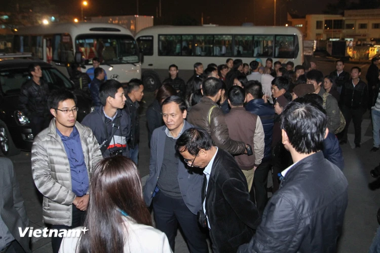 Rất đông người thân, đồng nghiệp anh Đạt đã có mặt tại sân bay Nội Bài từ sớm để đón đưa anh về nơi an nghỉ cuối cùng. (Ảnh Minh Sơn/Vietnam+)