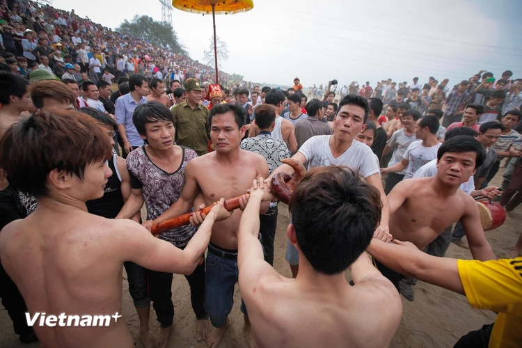 Đúng 14 giờ chiều ngày 3/3, hội cướp Phết Hiền Quan 2015 chính thức được diễn ra. Đây là một lễ hội dân gian được tổ chức vào mùa xuân vào ngày 12,13 tháng giêng hàng năm tại xã Hiền Quan huyện Tam Nông, tỉnh Phú Thọ. (Ảnh: Thành Nguyễn/Vietnam+)