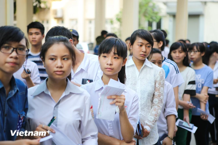 Sáng nay, ngày 30/5, Đại học Quốc gia Hà Nội bắt đầu tổ chức kỳ thi tuyển sinh năm 2015, đợt một. Các em sẽ làm bài thi trong thời gian 195 phút, từ 7 giờ đến 10 giờ 15 phút. (Ảnh: Minh Sơn/Vietnam+)
