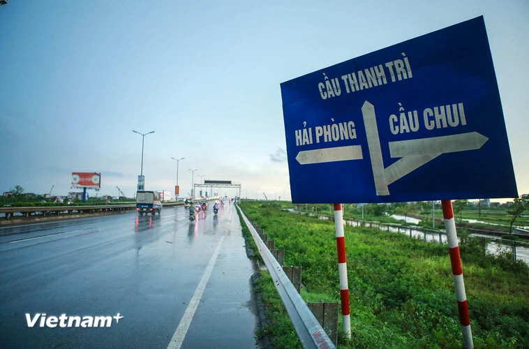 Tấm biển chỉ đường trên cầu Thanh Trì bị bẻ cong lại. (Ảnh: Minh Sơn/Vietnam+)
