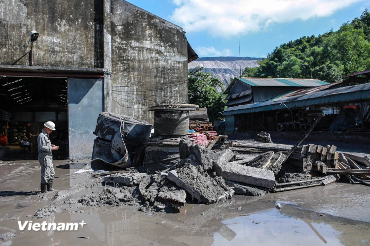 Một tuần sau cơn lũ bùn khủng khiếp nhấn chìm cả khu mỏ than Mông Dương, trời đã hửng nắng nhưng mọi thứ vẫn ngổn ngang, hoang tàn. (Ảnh: Minh Sơn/Vietnam+)