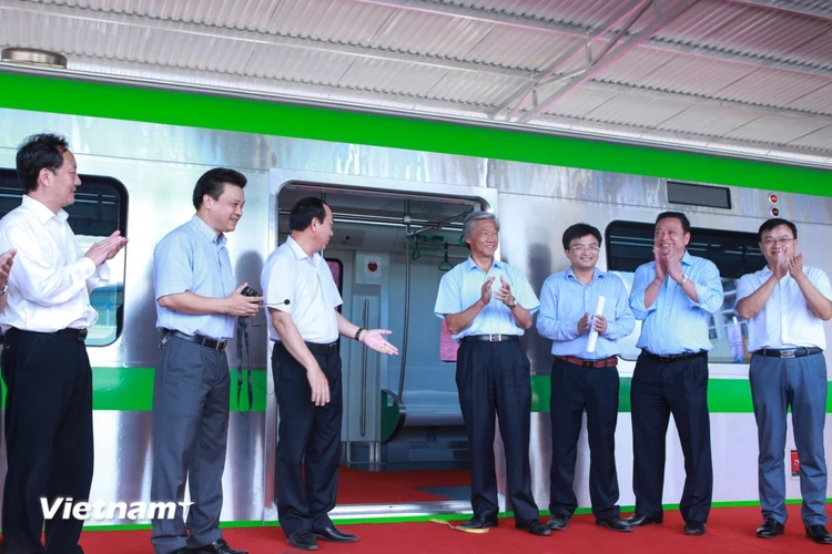 Sáng 29/10, tòa tàu mẫu của tuyến đường sắt đô thị Cát Linh–Hà Đông đã chính thức được trưng bày để người dân và các chuyên gia tham quan và góp ý. (Ảnh: Minh Sơn/Vietnam+)