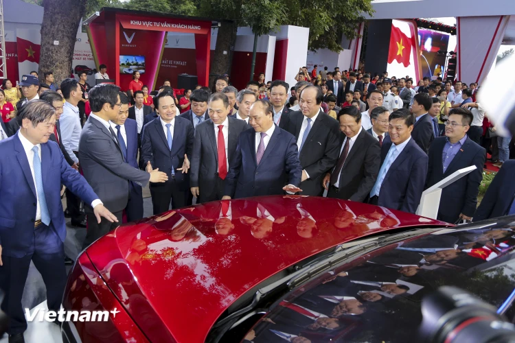 Chủ tịch VinGroup, ông Phạm Nhật Vượng giới thiệu mẫu xe VinFast với Thủ tướng Nguyễn Xuân Phúc (Ảnh: Minh Sơn/Vietnam+)