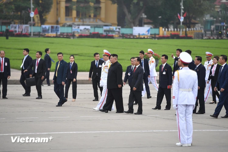 Sáng 2/3, ông Kim Jong Un đã đến viếng lăng Chủ tịch Hồ Chí Minh và đài liệt sĩ vô danh. (Ảnh: PV/Vietnam+)