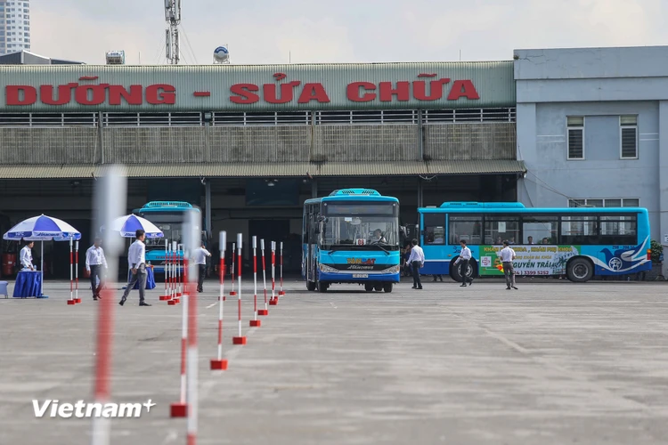 Ngày 26/9, Tổng công ty vận tải Hà Nội (Transerco) tiến hành Tổng kết đợt thi đua cao điểm và tổ chức Hội thi lái xe giỏi, an toàn năm 2020 tại Xí nghiệp xe buýt Cầu Bươu. (Ảnh: Minh Sơn/Vietnam+)