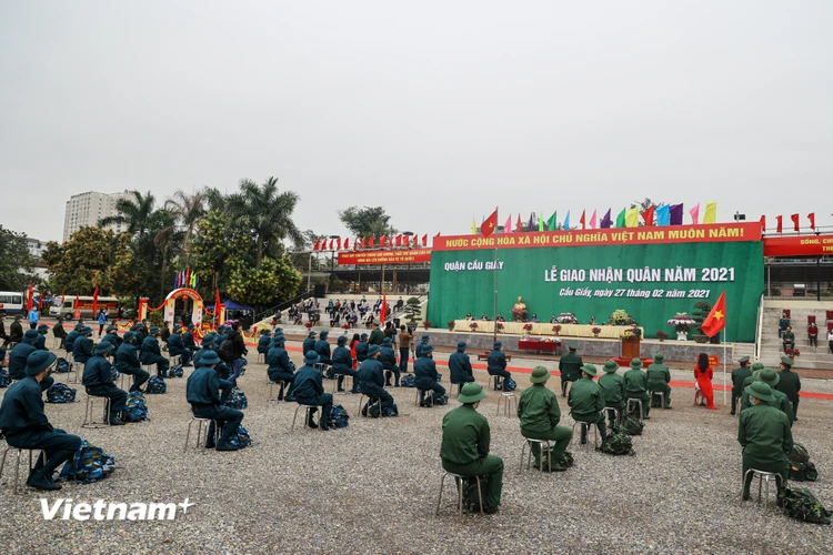 Sáng 27/2, đồng loạt các quận huyện trên địa bàn Hà Nội đã tổ chức lễ giao nhận quân 2021. (Ảnh: Minh Sơn/Vietnam+) 