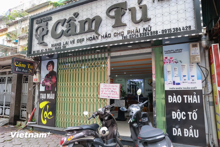 Mặc dù chưa đến thời điểm 12 giờ trưa, thời điểm Hà Nội tạm dừng hoạt động một số cơ sở kinh doanh dịch vụ, nhưng rất nhiều cửa hàng, salon tóc đã dừng tiếp nhận khách. (Ảnh: Minh Sơn/Vietnam+)