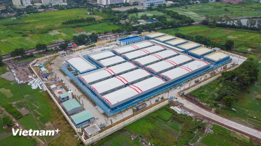Sau hơn một tháng 'thần tốc' xây dựng, bệnh viện dã chiến tại quận Hoàng Mai, Hà Nội đã dần hoàn thiện để đưa vào sử dụng, điều trị cho bệnh nhân mắc COVID-19 nặng và nguy kịch. (Ảnh: PV/Vietnam+)