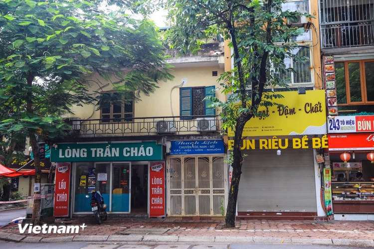 Ngay sau khi có thông báo của Ủy ban Nhân dân thành phố Hà Nội và Sở Y tế Hà Nội về 19 quận, huyện có thể mở lại các dịch vụ bán mang về, rất nhiều hàng quán vẫn chưa kịp mở cửa. (Ảnh: Minh Sơn/Vietnam+)