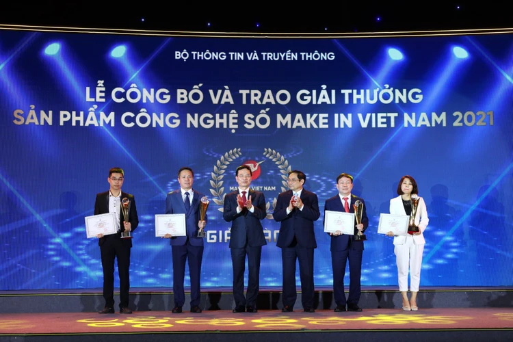 'Sản phẩm Công nghệ số Make in Viet Nam.' là giải thưởng uy tín mang tầm quốc gia trong lĩnh vực công nghệ số. (Ảnh: Minh Sơn/Vietnam+) Chiều 11/12 tại Hà Nội đã diễn ra lẽ trao giải thưởng "Sản phẩm Công nghệ số Make in Viet Nam." Đây là năm thứ hai giải thưởng được tổ chức nhằm tôn vinh các sản phẩm công nghệ số xuất sắc được thiết kế, sáng tạo và sản xuất tại Việt Nam có giá trị thực tế lớn được ghi nhận trong phát triển kinh tế số, chính phủ số và xã hội số; hỗ trợ quảng bá cho các sản phẩm công nghệ số Make in Viet Nam tới đông đảo doanh nghiệp và người dân Việt Nam. Giải thưởng “Sản phẩm công nghệ số Make in Viet Nam” năm 2021 bao gồm 5 hạng mục là Giải thưởng Nền tảng số xuất sắc, Giải thưởng Sản phẩm số xuất sắc, Giải thưởng Giải pháp số xuất sắc, Giải thưởng Thu hẹp khoảng cách số và Giải thưởng Sản phẩm số tiềm năng. [Vietnam Digital Awards 2021 - Vinh danh các giải pháp chuyển đổi số] Đối tượng tham gia là các tổ chức, doanh nghiệp thuộc mọi thành phần kinh tế, đăng ký kinh doanh theo quy định của pháp luật Việt Nam, có các sản phẩm công nghệ số được thiết kế, sáng tạo tại Việt Nam và được đưa vào ứng dụng thực tế để giải các bài toán Việt Nam. Trong số đó, Hạng mục Giải thưởng Sản phẩm số tiềm năng chỉ áp dụng đối với các tổ chức sự nghiệp, doanh nghiệp vừa và nhỏ hoặc doanh nghiệp khởi nghiệp sáng tạo. Trong thời gian từ ngày ngày 20/6/2021 đến hết ngày 20/9/2021, Ban Tổ chức giải thưởng đã nhận được 250 hồ sơ đăng ký trực tuyến dự thi ở tất cả các hạng mục giải thưởng trên trang thông tin về giải thưởng giaithuong.makeinvietnam.mic.gov.vn. Hội đồng giám khảo là những chuyên gia hàng đầu trong lĩnh vực công nghệ số, các nhà khoa học, đại diện các quỹ đầu tư và các nhà báo ICT có uy tín, có nhiều kinh nghiệm, do ông Nguyễn Thành Hưng - nguyên Thứ trưởng Bộ Thông tin và Truyền thông làm Chủ tịch Hội đồng. Các sản phẩm tham gia giải thưởng năm nay khá đa dạng, phục vụ cho nhiều lĩnh vực: chuyển đổi số, tài chính, nông nghiệp thông minh, giao thông thông mimh… Nhiều sản phẩm đã giải quyết các bài toán cộng đồng xã hội, đặc biệt là y tế, giáo dục, phòng chống đại dịch. Các công nghệ mới, công nghệ của cách mạng công nghiệp lần thứ 4 như AI, BigData, IoT… đã được ứng dụng trong nhiều sản phẩm tham dự cuộc thi. Nhiều sản phẩm đã có thời gian được khẳng định trên thị trường, ngày càng hoàn thiện và có giá trị thực tiễn cao được ghi nhận, thúc đẩy chuyển đổi số, phát triển kinh tế số, xã hội số, phù hợp với tinh thần của quy chế giải thưởng. 48 sản phẩm lọt vào Top 10, đặc biệt là các sản phẩm đạt giải là những sản phẩm, giải pháp, nền tảng xuất sắc, tiêu biểu, thể hiện năng lực của doanh nghiệp Việt và người Việt trong việc làm chủ về công nghệ, chủ động thiết kế, chế tạo các sản phẩm công nghệ số. Dưới đây là danh sách các đơn vị đoạt giải thưởng: