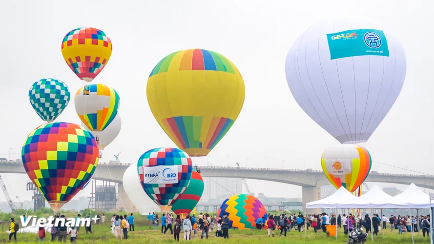 Sáng 25/3 tại khu vườn nhãn quận Long Biên, dàn khinh khí cầu khổng lồ đầy màu sắc đã 'cất cánh' chào đón sự kiện du lịch của Hà Nội. (Ảnh: Minh Sơn/Vietnam+) 