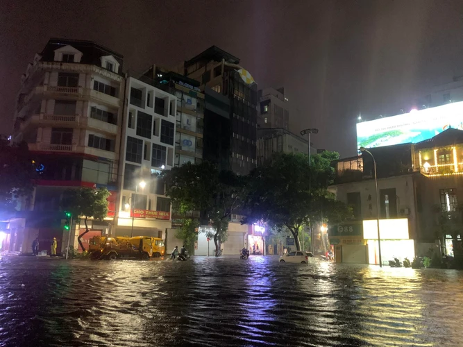 Khoảng 19h45 tối ngày 13/6, Hà Nội bất chợt đổ mưa lớn. (Ảnh: Lâm Phan/Vietnam+)