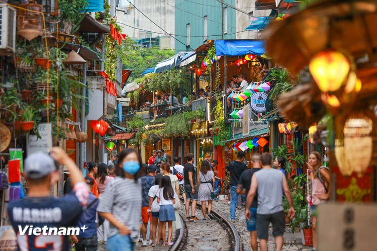 Vài năm gần đây, có một điểm đến khá thú vị được nhiều du khách 'mách nhau' tìm đến khi du lịch thủ đô Hà Nội, nơi có tuyến đường sắt len lỏi qua khu phố cổ và được gọi bằng cái tên giản dị 'phố đường tàu.' (Ảnh: Minh Sơn/Vietnam+)