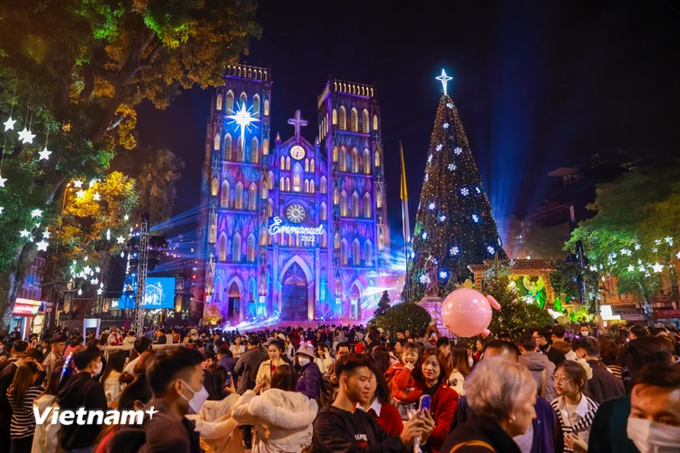 Tối 24/12, hàng nghìn người dân đổ ra đường, hướng về trung tâm thành phố Hà Nội vui đón Giáng sinh. (Ảnh: Minh Sơn/Vietnam+)