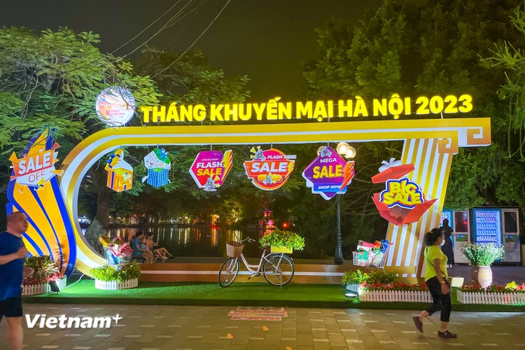 Tối ngày 27/10 tại Phố đi bộ Hồ Gươm đã diễn ra chương trình Tháng Khuyến mại Hà Nội năm 2023. (Ảnh: Phương Huyền/Vietnam+) 