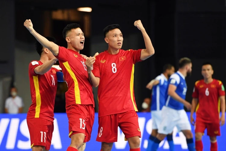 Đội tuyển futsal Việt Nam ghi bàn vào lưới đội bóng đứng thứ hai thế giới Brazil ở trận đấu đầu tiên tại FIFA Futsal World Cup 2021 vào lúc 0 giờ hôm nay (14/9). (Ảnh: Getty Images)