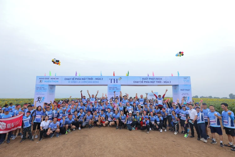 Giải chạy mang tên “Chạy về phía mặt trời – Run to the Sun 2023” nằm trong hoạt động nội bộ của Tập đoàn TH được tổ chức vào sáng nay (8/1) tại cụm trang trại bò sữa TH (huyện Nghĩa Đàn, tỉnh Nghệ An). (Ảnh: PV/Vietnam+). 