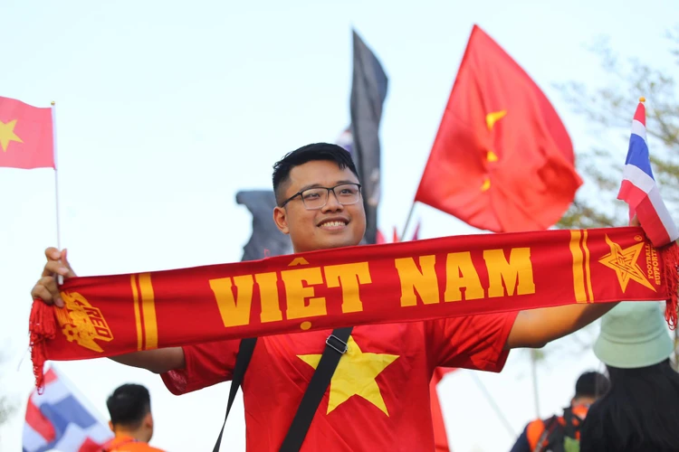 Khoảng 2 giờ trước khi trận đấu chung kết lượt về AFF Cup 2022 diễn ra vào lúc 19 giờ 30 phút tối nay (16/1), rất đông cổ động viên Việt Nam đã có mặt từ sớm để cổ vũ cho đội nhà. (Ảnh: PV/Vietnam+)