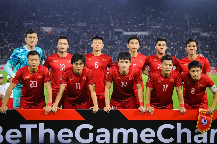 Đội tuyển Việt Nam hành quân đến sân khách tại chung kết lượt về AFF Cup 2022, với mục tiêu giành chiến thắng trước Thái Lan vào tối nay (16/1). Đoàn quân áo đỏ thay đổi tới 5 vị trí trong đội hình xuất phát nhằm tạo nên sự khác biệt so với trận hòa 2-2 ở lượt đi. (Ảnh: PV/Vietnam+) 