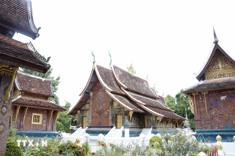 Những ngôi miếu nhỏ trong khuôn viên Chùa Wat Xiengthong. (Ảnh: Phạm Kiên/TTXVN)