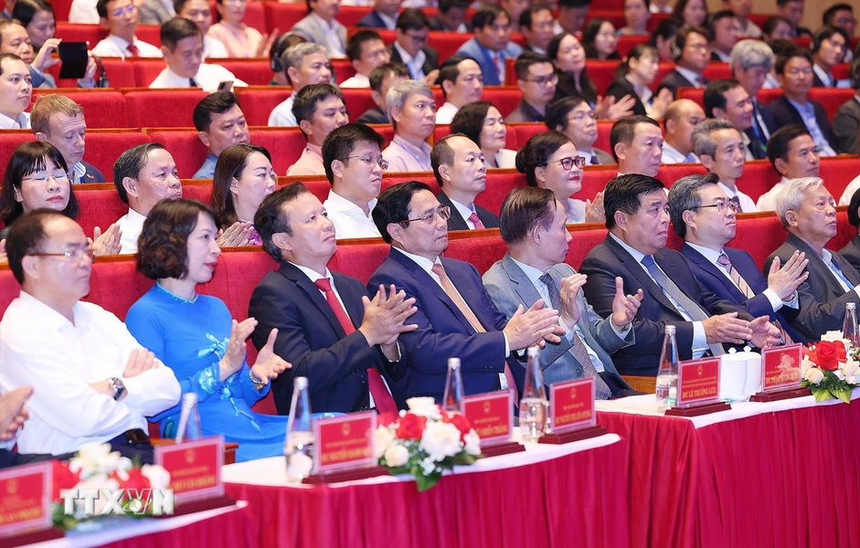 Thủ tướng Phạm Minh Chính và các đại biểu dự Hội nghị công bố Quy hoạch tỉnh Thừa Thiên-Huế. (Ảnh: Dương Giang/TTXVN)