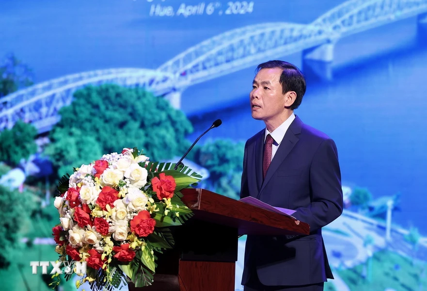 Chủ tịch Ủy ban Nhân dân tỉnh Thừa Thiên Huế phát biểu khai mạc hội nghị. (Ảnh: Dương Giang/TTXVN)