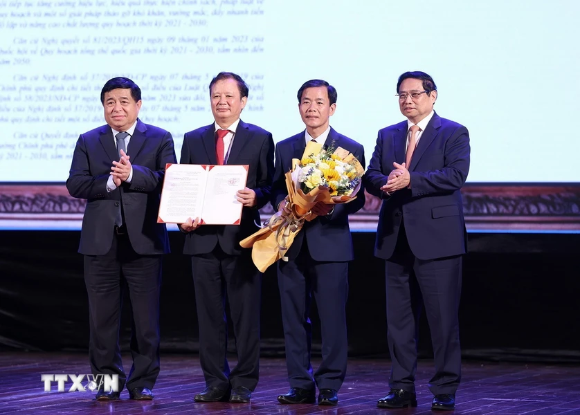 Thủ tướng Phạm Minh Chính trao Quyết định công bố quy hoạch cho đại diện lãnh đạo tỉnh Thừa Thiên-Huế. (Ảnh: Dương Giang/TTXVN)