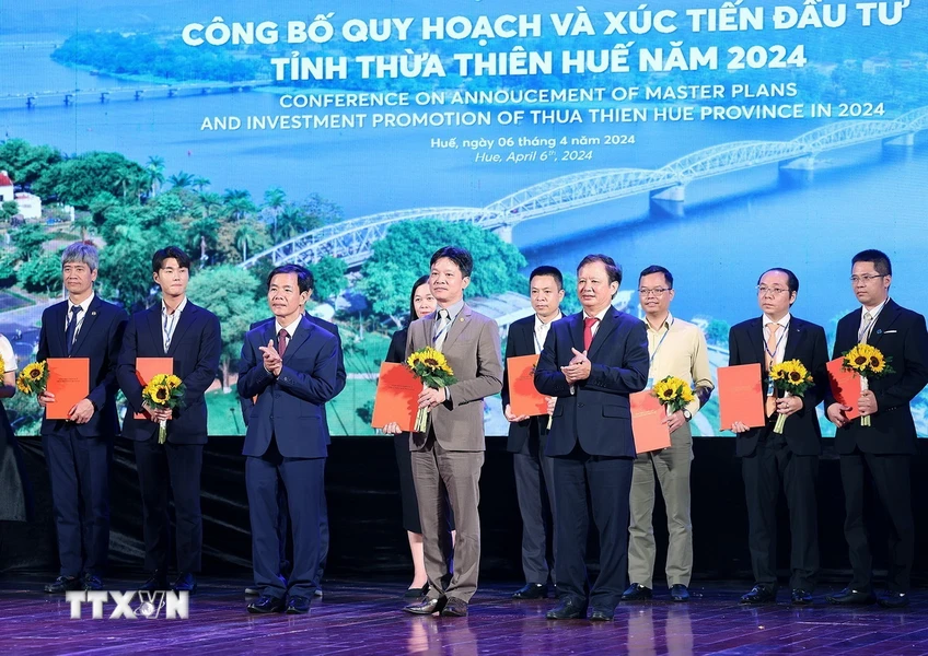 Lãnh đạo tỉnh Thừa Thiên-Huế trao chứng nhận và chủ trương đầu tư cho các doanh nghiệp. (Ảnh: Dương Giang/TTXVN)