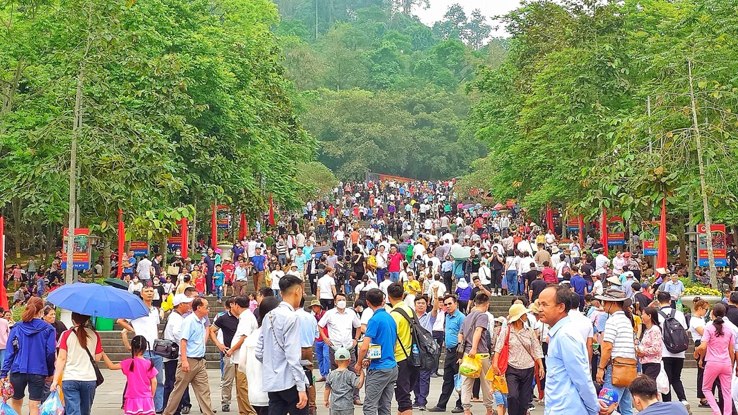 Mặc dù còn ít ngày nữa mới tới chính hội nhưng đông đảo người dân và du khách thập phương đã đổ về Đền Hùng để tham gia các hoạt động của Tuần Văn hóa-Du lịch Đất Tổ năm Giáp Thìn 2024. (Ảnh: Nhật Lam/Vietnam+)
