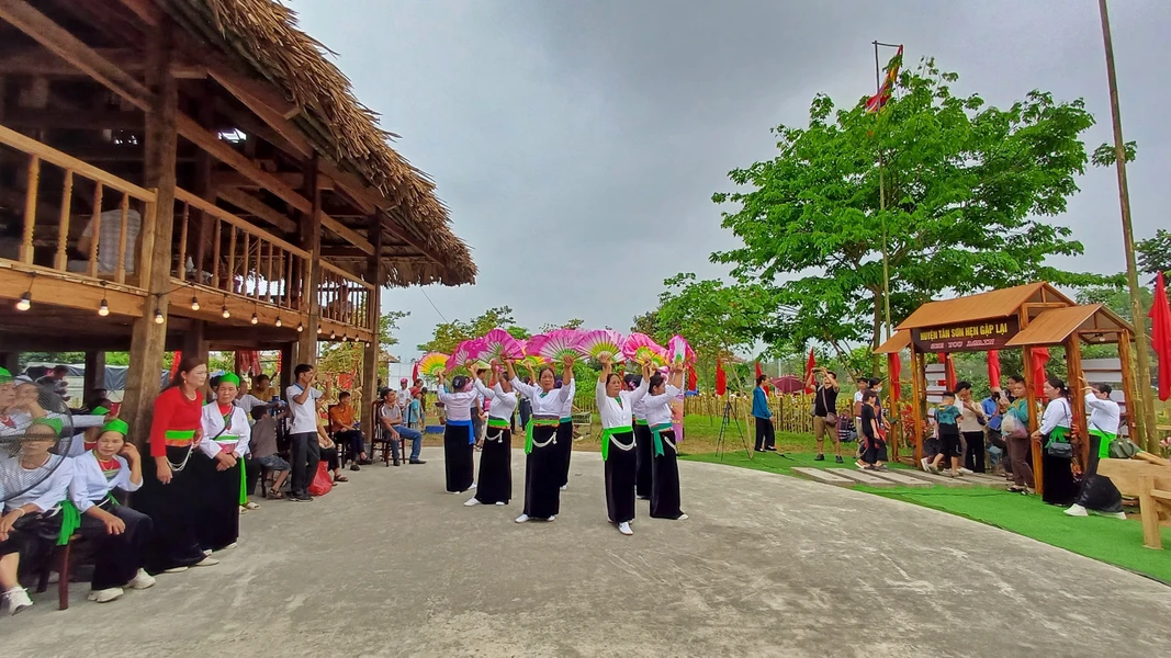 Điệu múa xòe của dân tộc Mường ở Phú Thọ. (Ảnh: Nhật Lam/Vietnam+)