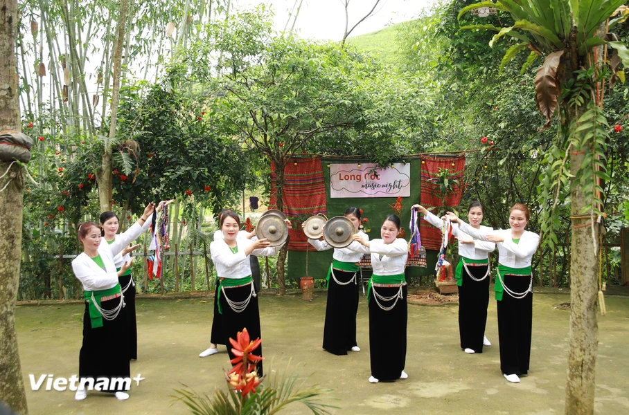 Những năm qua, đồng bào Mường ở Long Cốc tích cực bảo tồn những giá trị văn hóa truyền thống với những điệu dân ca dân vũ độc đáo. (Ảnh: Mai Mai/Vietnam+)