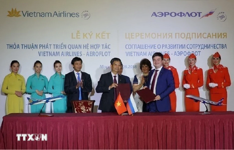 Tổng Công ty Hàng không Việt Nam (Vietnam Airlines) và Hãng hàng không quốc gia Nga (Aeroflot) ký Thỏa thuận phát triển quan hệ hợp tác. (Ảnh: TTXVN)