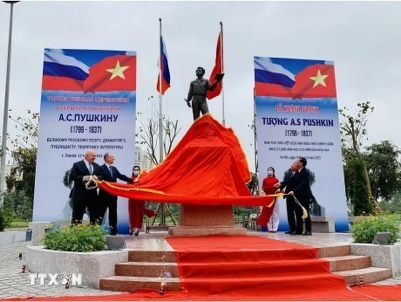 Lễ khánh thành Tượng đài Đại thi hào Nga Alexander Sergeievich Pushkin tại Công viên Hòa Bình (Hà Nội, 17/3/2021). (Ảnh: TTXVN)