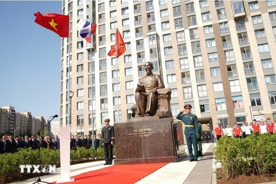 Tượng đài Chủ tịch Hồ Chí Minh ở thành phố St. Petersburg. (Ảnh: Duy Trinh/TTXVN)