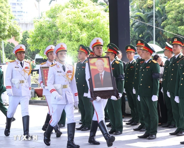 Đội nghi lễ chuyển di ảnh Tổng Bí thư Nguyễn Phú Trọng tới vị trí tổ chức Lễ an táng. (Ảnh: TTXVN)