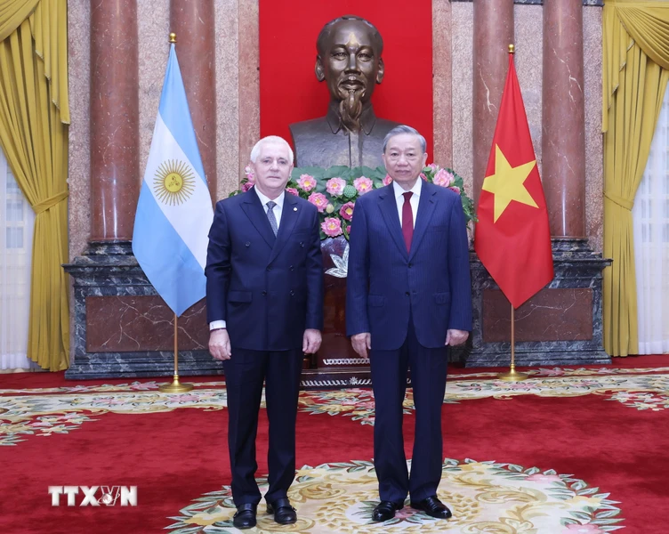 Tổng Bí thư, Chủ tịch nước Tô Lâm và Đại sứ Argentina tại Việt Nam Marcos Antonio Bednarski chụp ảnh chung. (Ảnh: Lâm Khánh/TTXVN)