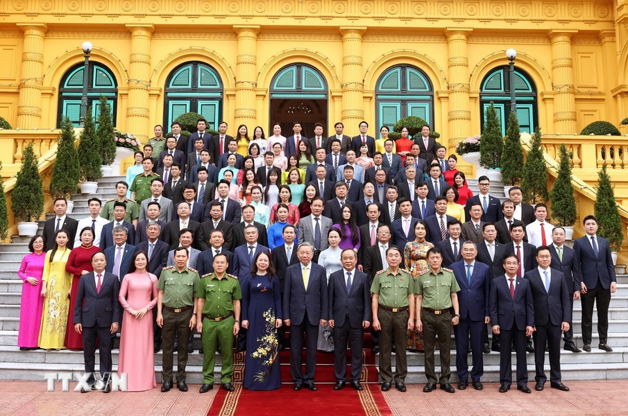 Chủ tịch nước Tô Lâm với các cán bộ Văn phòng Chủ tịch nước. (Ảnh: Thống Nhất/TTXVN)
