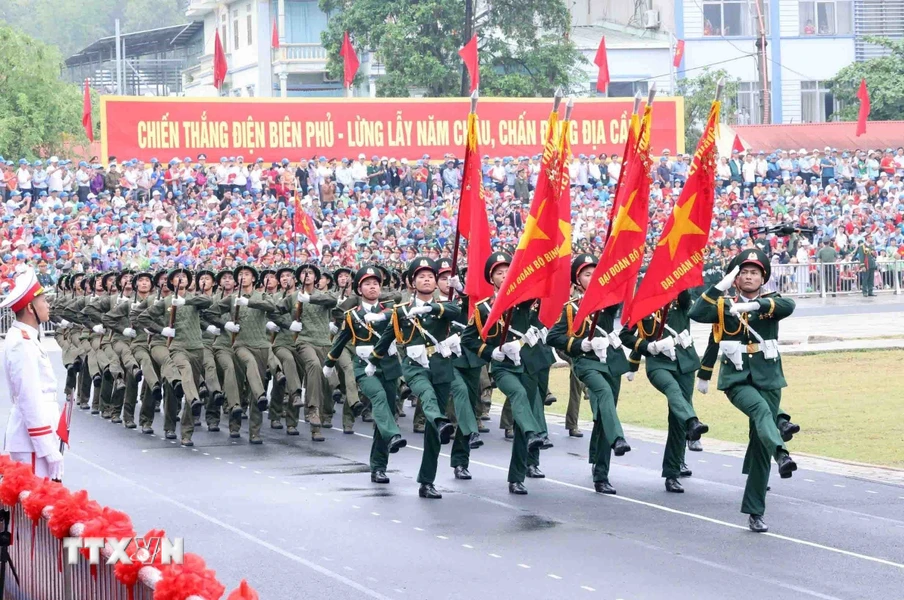 Màn diễu binh của Khối Chiến sỹ Điện Biên. (Ảnh: Lâm Khánh/TTXVN)