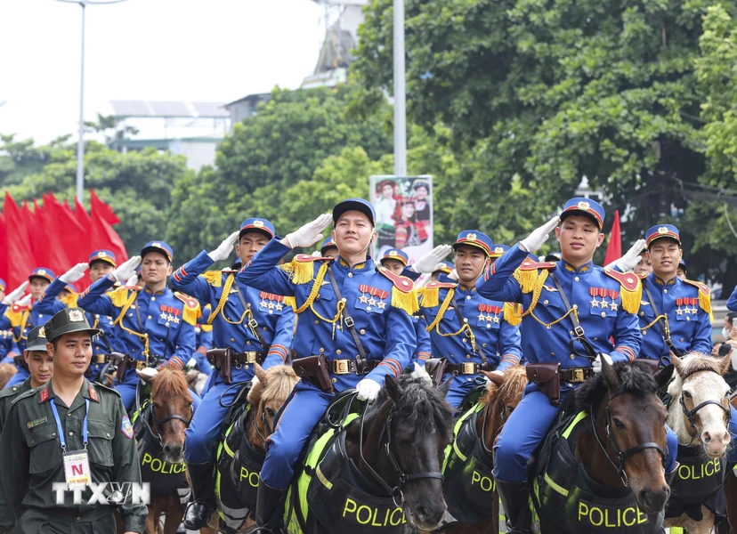 Khối Cảnh sát Cơ động Kỵ binh diễu binh, diễu hành trên đường phố Điện Biên. (Ảnh: Xuân Tư/TTXVN)