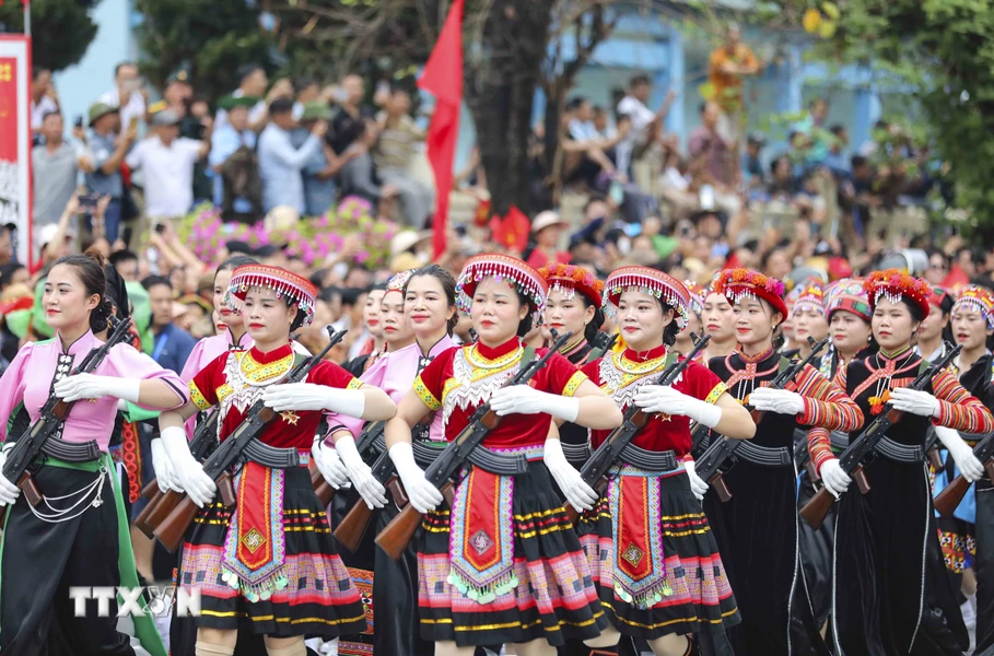 Khối Nữ Dân quân các dân tộc Tây Bắc diễu hành trên đường phố Điện Biên. (Ảnh: Xuân Tư/TTXVN)