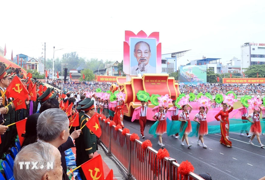 Xe rước ảnh Chủ tịch Hồ Chí Minh diễu hành qua lễ đài. (Ảnh: TTXVN)