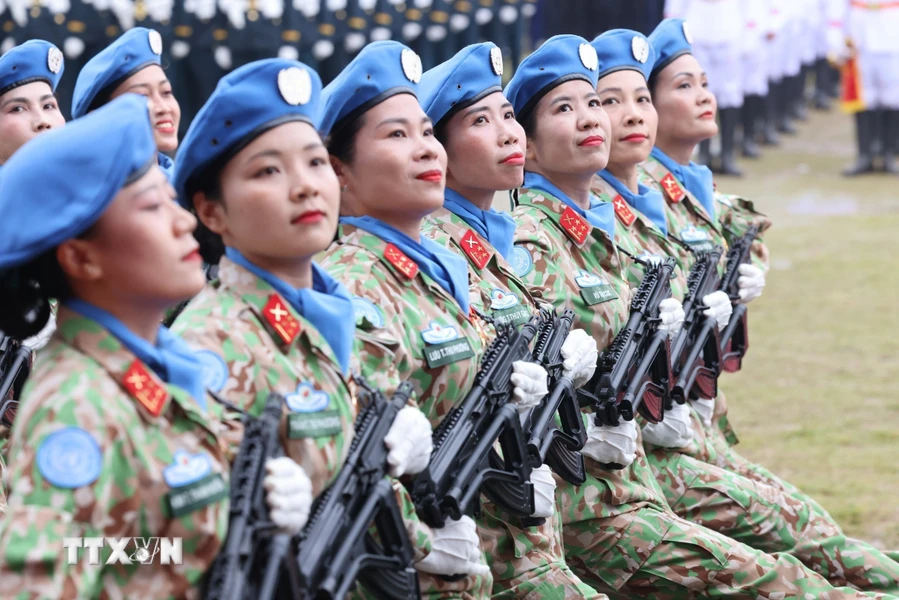 Khối sỹ quan Lực lượng gìn giữ hòa bình diễu binh. (Ảnh: Lâm Khánh/TTXVN)