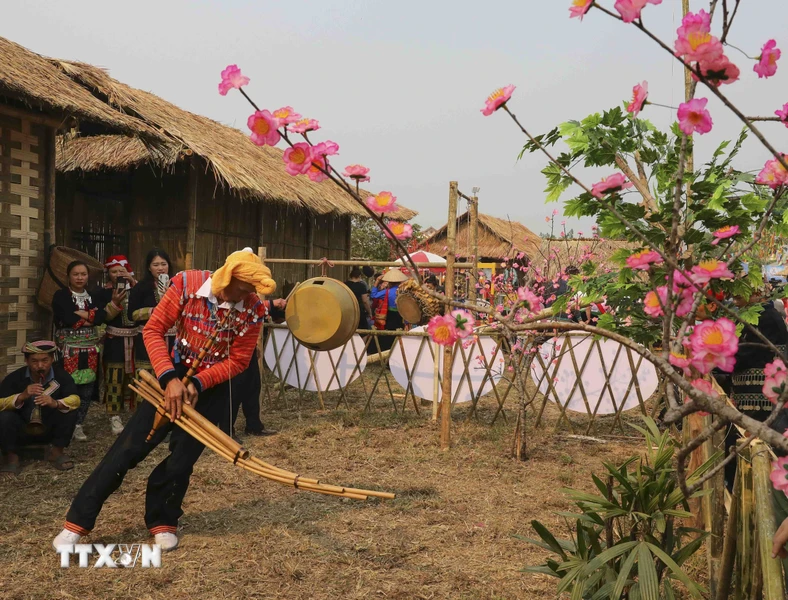 Trình diễn múa khèn Mông tại Không gian văn hóa vùng cao huyện Nậm Pồ. (Ảnh: Trung Kiên/TTXVN)